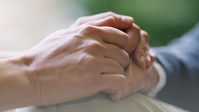 As mãos de duas pessoas juntas