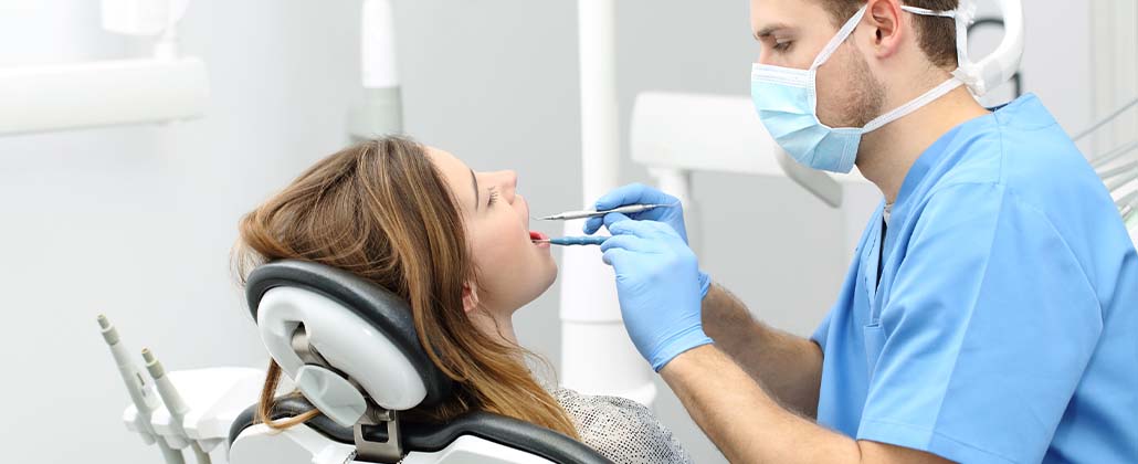 Mulher a ser tratada por dentista