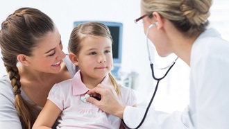 criança em consulta com o médico de família no centro de saúde