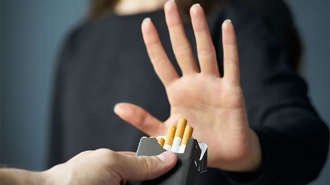 Pessoa a recusar tabaco