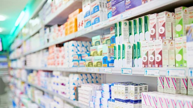 Corredor com prateleiras de medicamentos