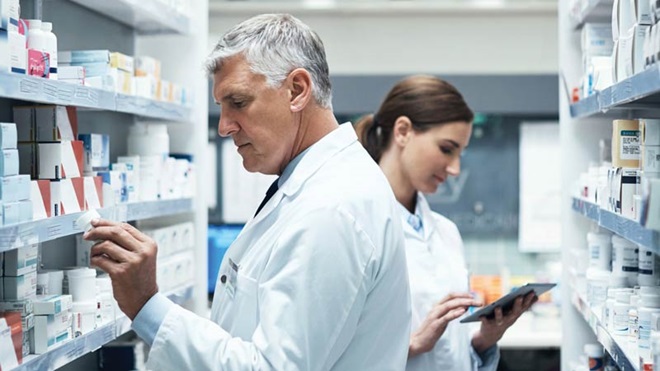 Dois funcionários na farmácia