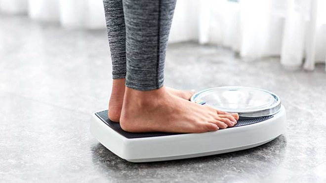 pessoa em cima de uma balança