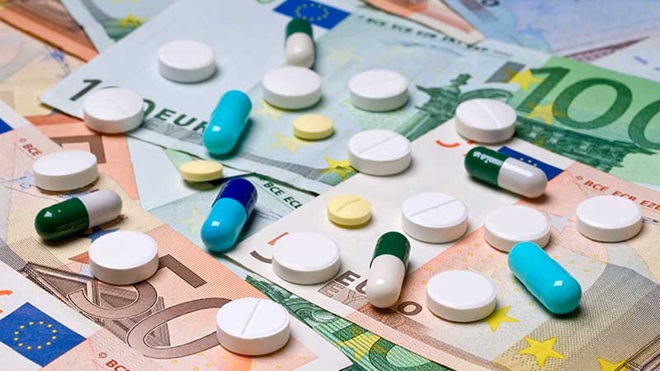 comprimidos em cima de notas de euro