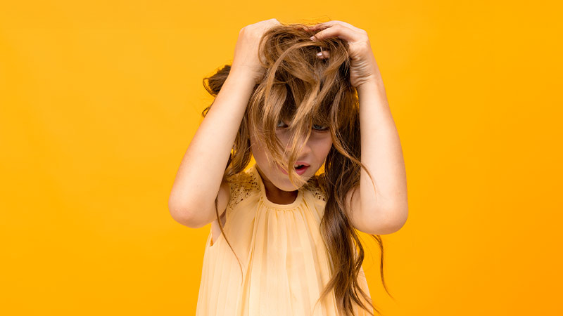 Menina com um bonito cabelo castanho claro desgrenhado, fundo amarelo