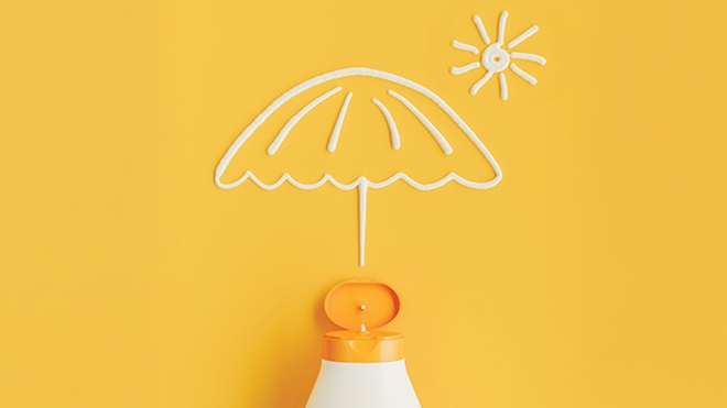 Protetor solar a formar a figura de um guarda-sol