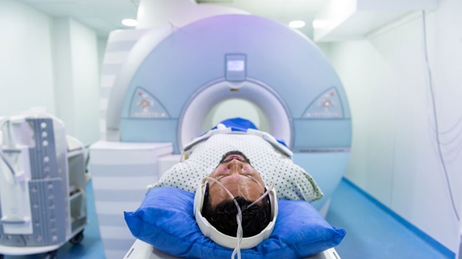 Doente oncológico a realizar um teste numa máquina de scan