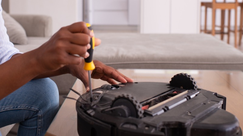 Consumidor a substituir as rodas do aspirador.