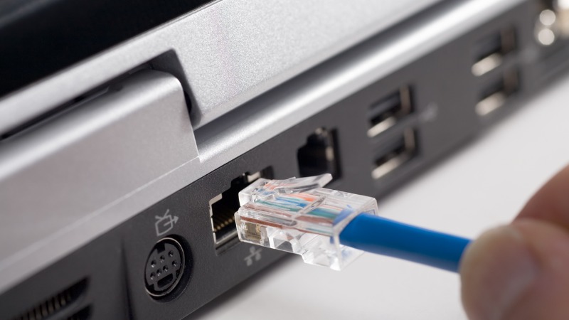Utilizador coloca cabo ethernet no modem.