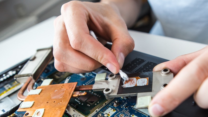 Homem repara o sistema de ventilação do computador.
