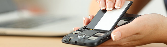 Consumidora coloca bateria num smartphone.