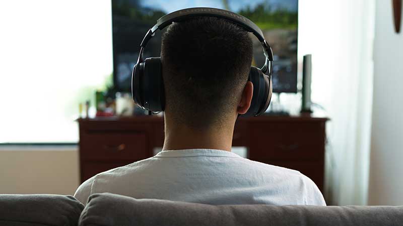 Rapaz a ver TV com auscultadores