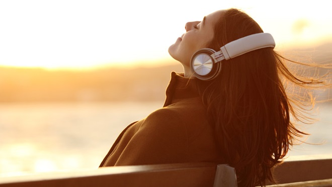 Jovem a ouvir música com auscultadores no Spotify ou no Apple Music