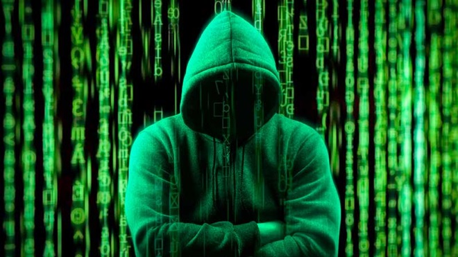 Imagem digital de hacker com os braços cruzados e um layer de números digitais desfocados por cima, em tons de verde