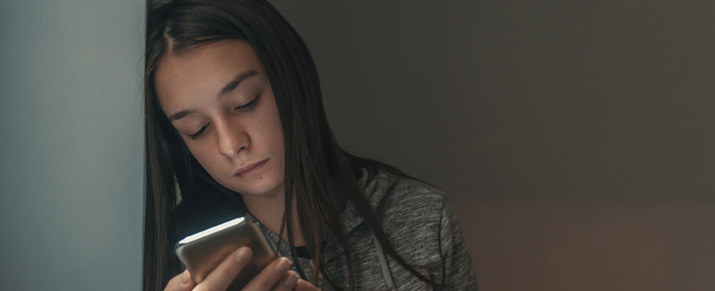 Adolescente ao telemóvel