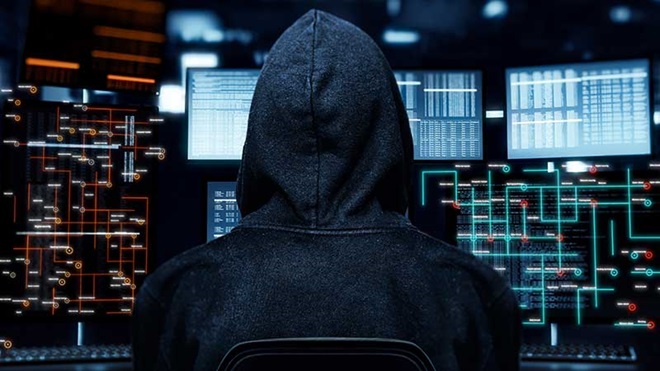 Hacker com computadores