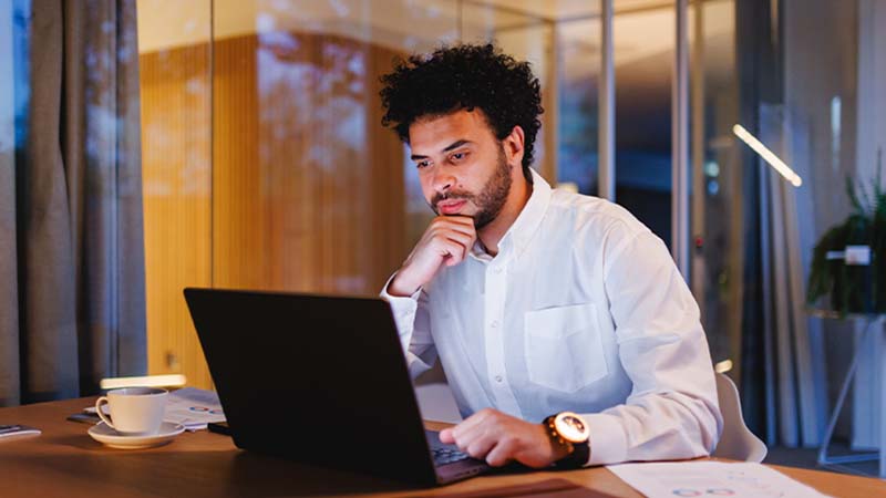 Homem consulta o seu portátil