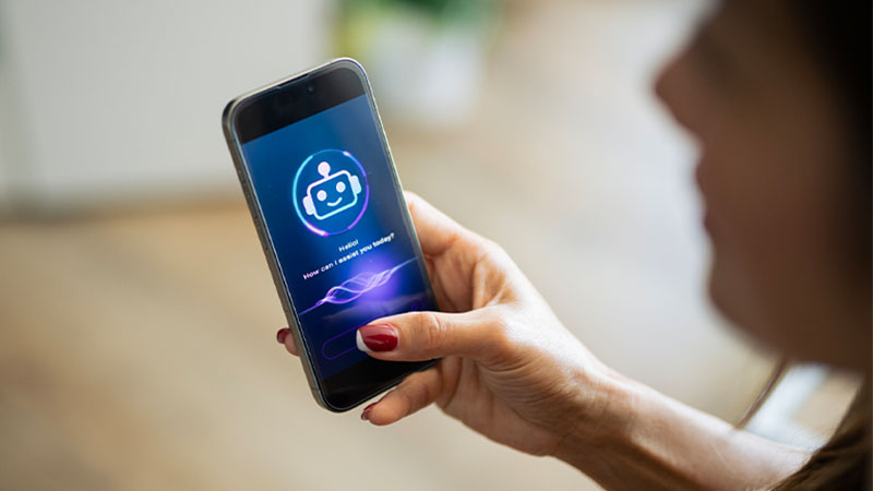 Mulher a usar inteligência artificial chatbot num smartphone