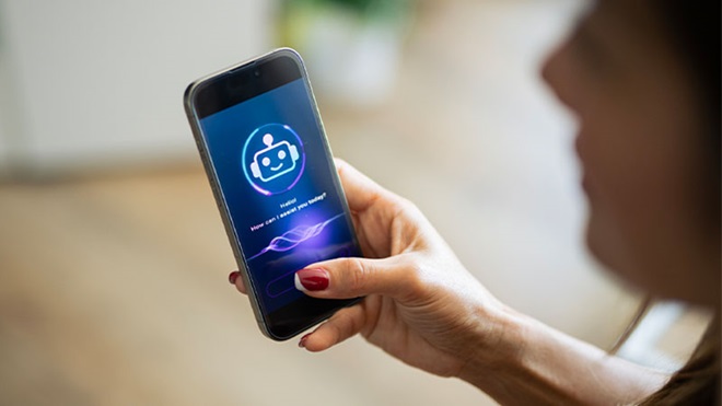 Mulher a usar inteligência artificial chatbot num smartphone