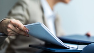 homem a colocar papel na impressora