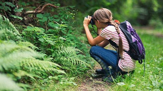 Rapariga a fotografar