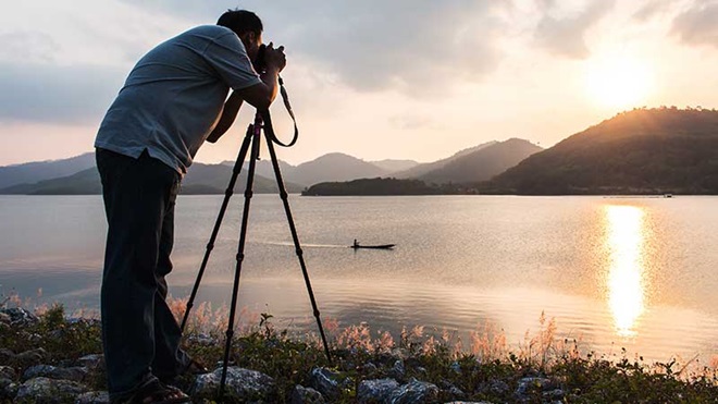 Homem a fotografar com tripé