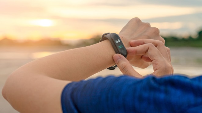 Pessoa com uma pulseiras de fitness no pulso