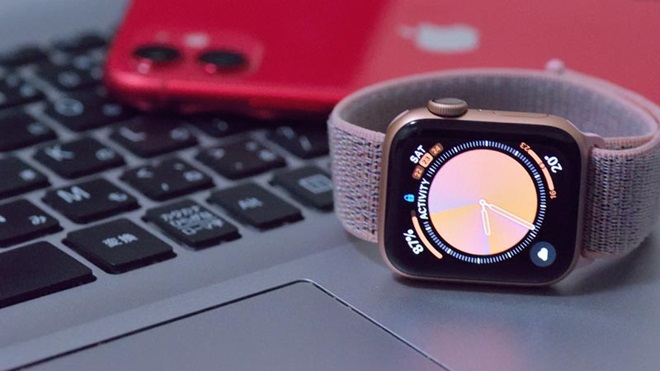 Apple watch em cima de um portátil com um iphone ao fundo