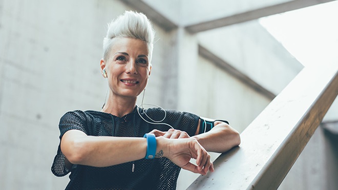 Mulher adulta consulta o seu smartwatch