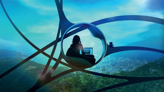 Senhora dentro de um círculo de vidro transparente com um computador portátil