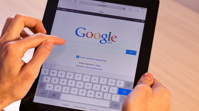 pessoa a usar um tablet para fazer pesquisas no Google 