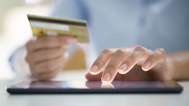 Pessoa a pagar compras online com cartão de crédito