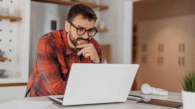 Homem com computador portátil