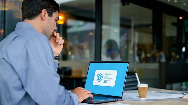 Homem com portátil a colocar a password