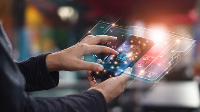 Grande plano de mão a digitar algo num telefone com um símbolo de segurança no écran; fundo tecnológico