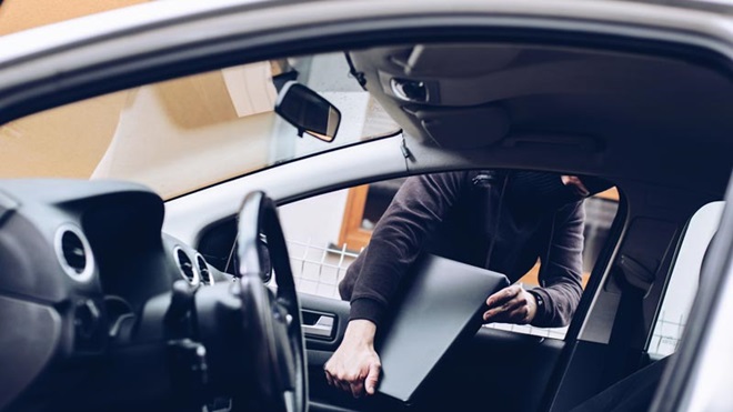 homem preocupado a pesquisar no telemóvel
