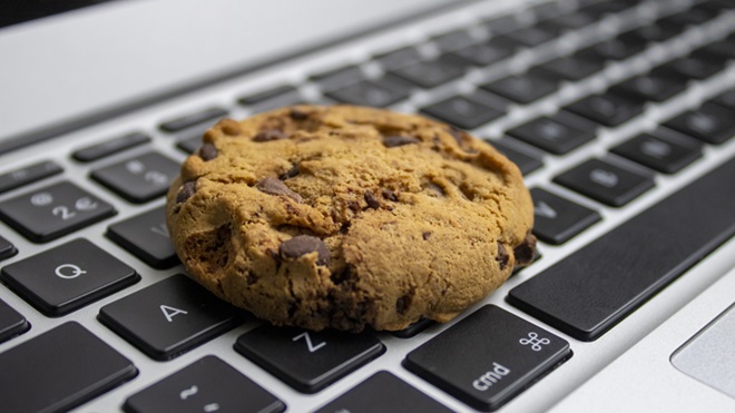 cookie em cima do teclado de um computador
