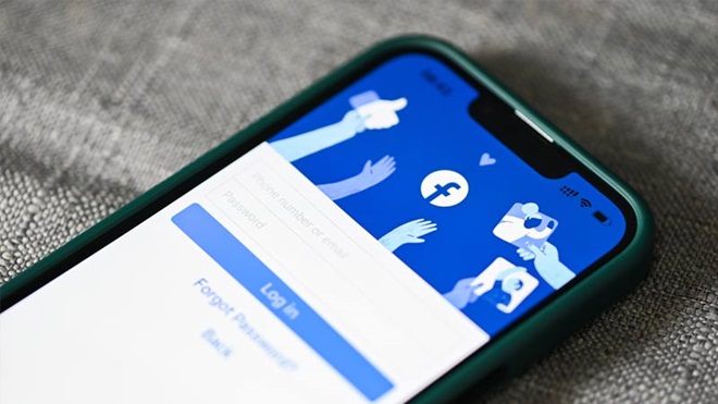 Smartphone com página do Facebook aberta