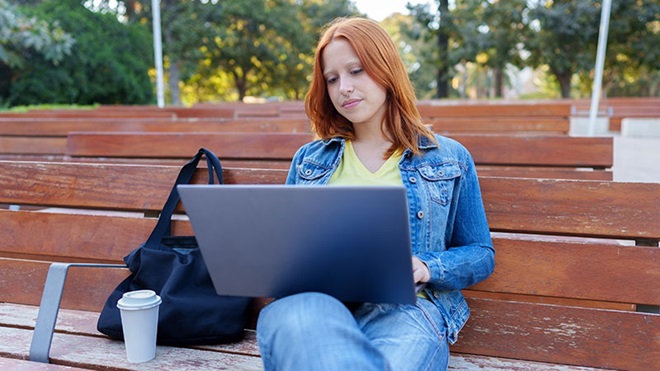 Rapariga no computador portátil