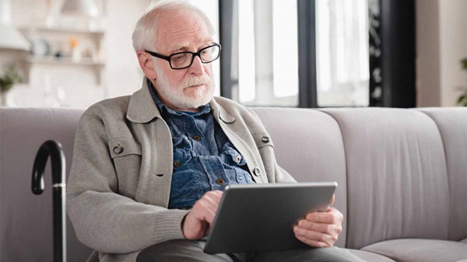 Idoso a usar um tablet