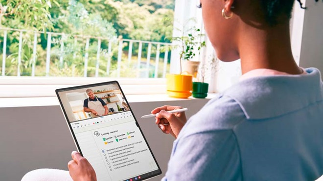 Mulher a usar um samsung galaxy tab S9