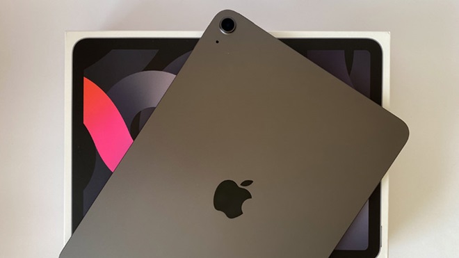 Grande plano de iPad cinzento sobre uma mesa
