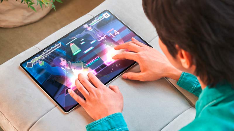 Grande plano de um homem a tocar no ecrã de um tablet Samsung