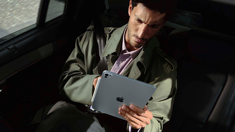 Homem a consultar tablet iPad Pro M5 dentro de automóvel