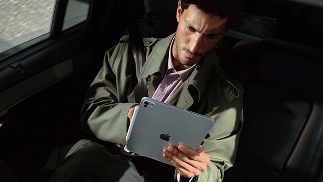 Homem a consultar tablet iPad Pro M5 dentro de automóvel