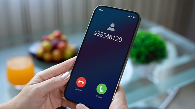 Pessoa a receber uma chamada de um número de telemóvel desconhecido