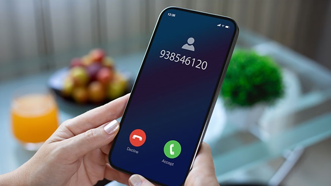 Pessoa a receber uma chamada de um número de telemóvel desconhecido