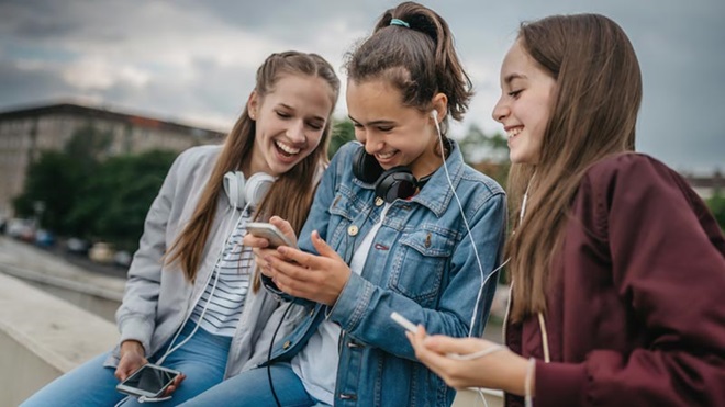 jovens ao telemóvel