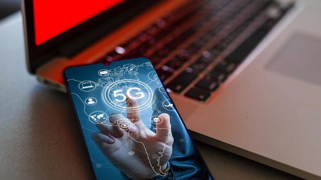 Telemóvel pousado sobre um computador portátil