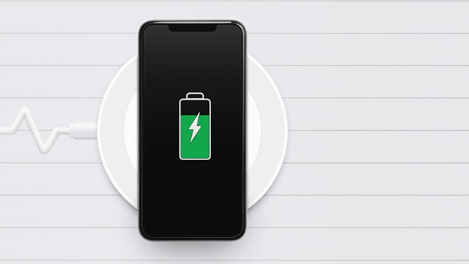 Telemóvel a ser carregado com um modelo por indução (wireless)